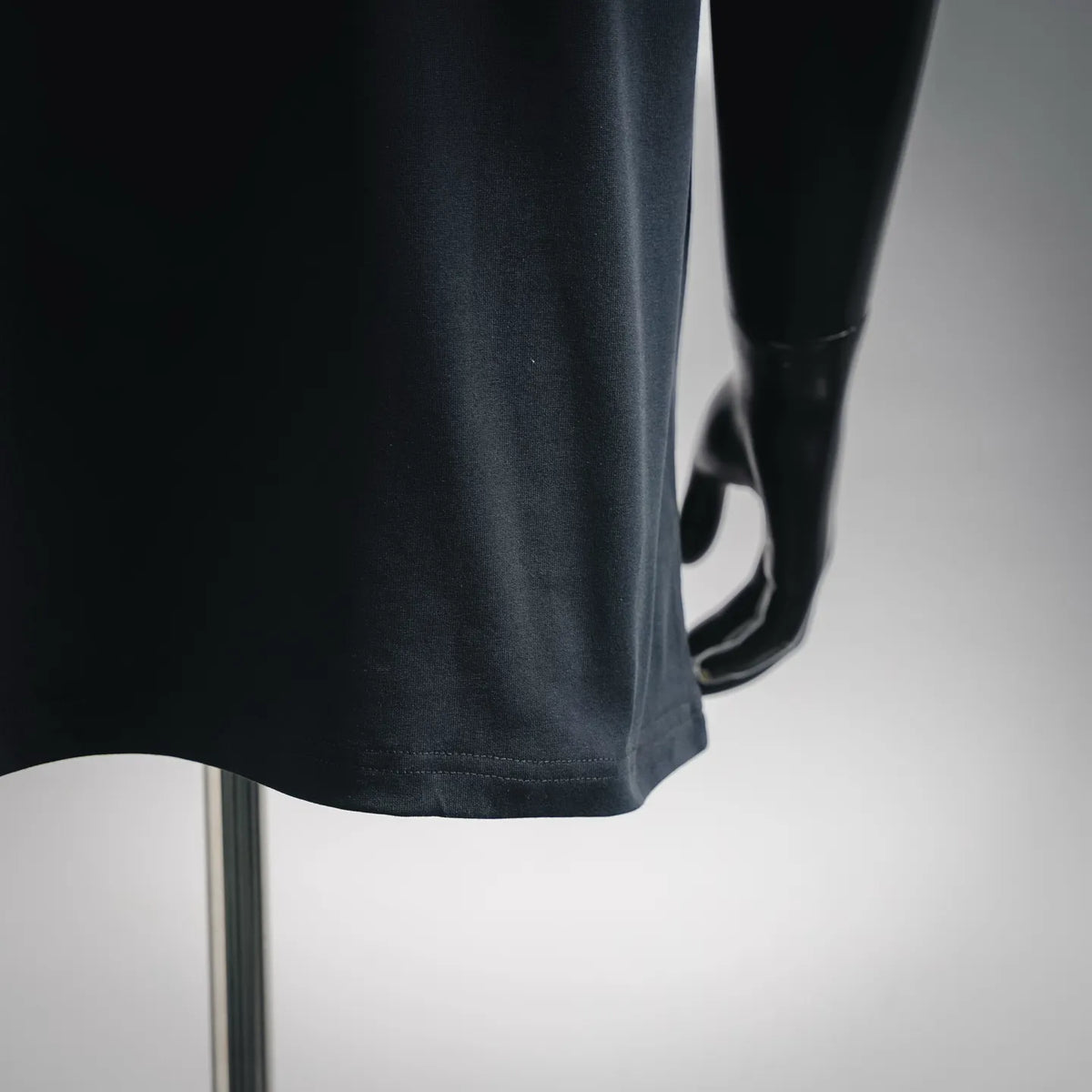 Dark short-sleeve T-shirt hem and arm opening, flat fabric