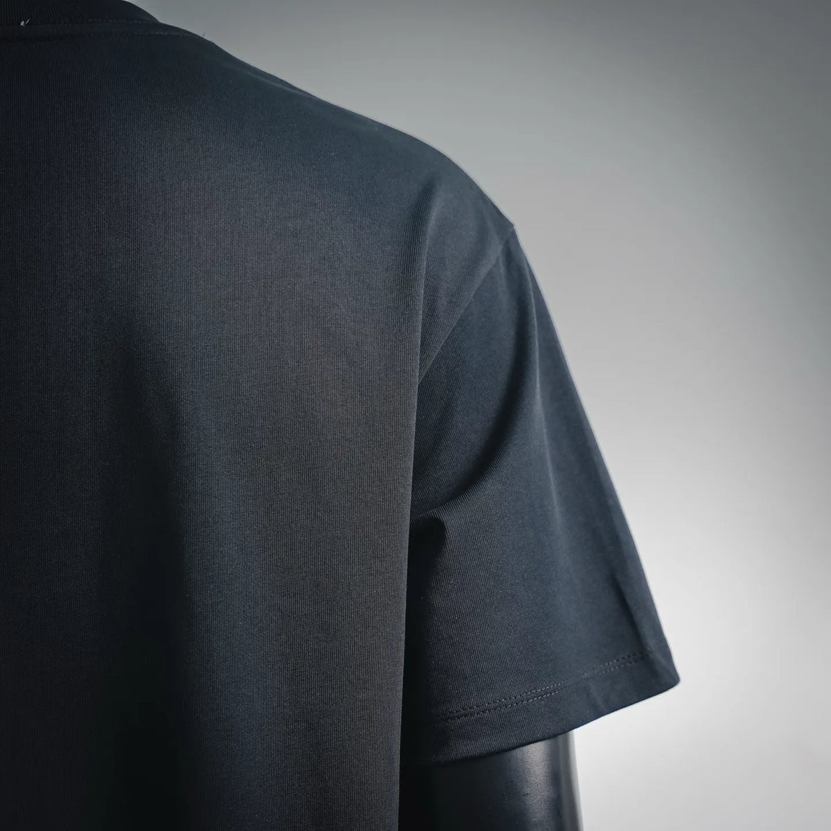 Dior short-sleeve T-shirt in black fabric, close-up of shoulder and sleeve seam