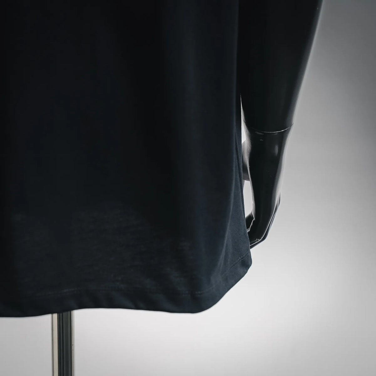 Dior short-sleeve T-shirt, black, close-up of side hem and arm