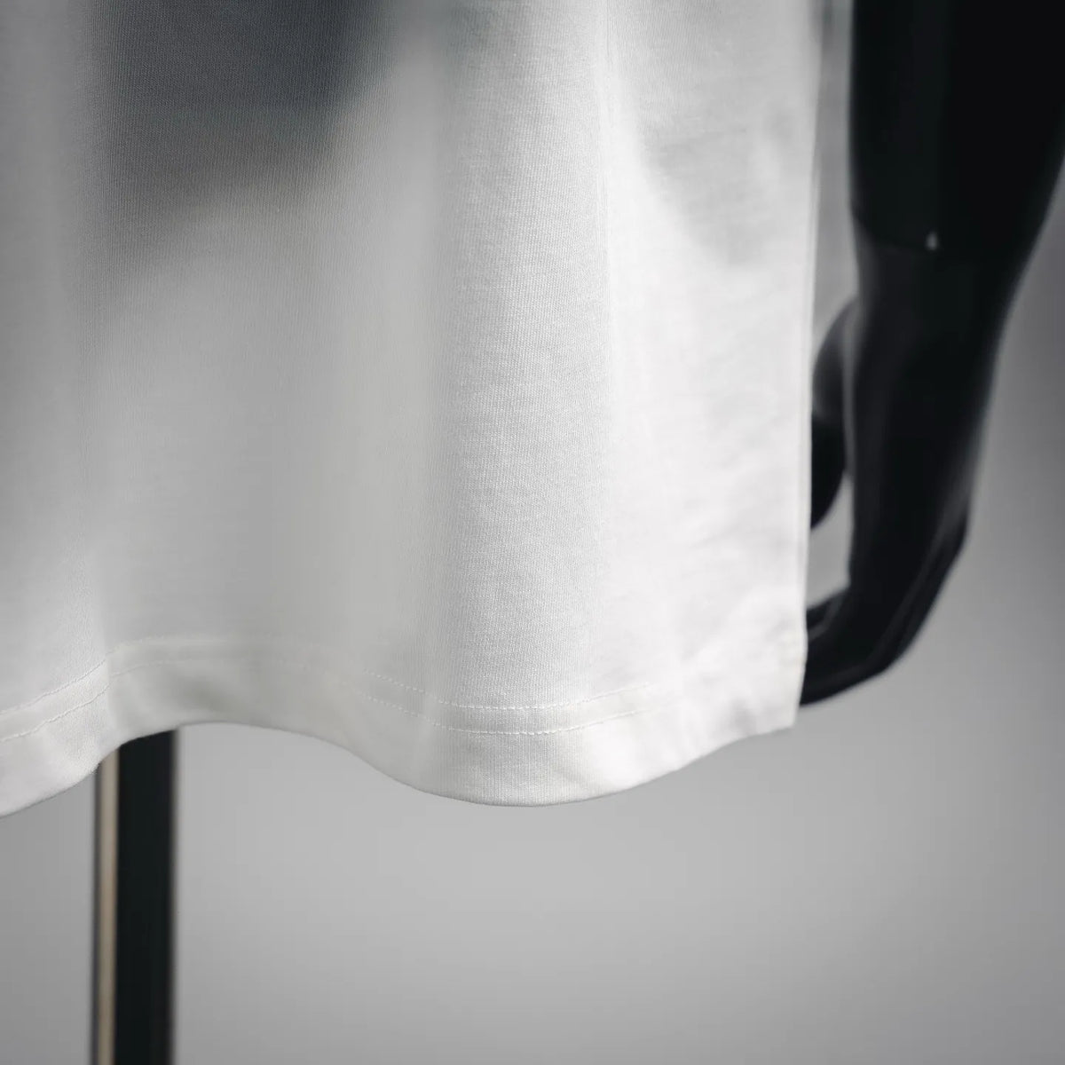 White Dior short-sleeve T-shirt hem with stitched finishing detail