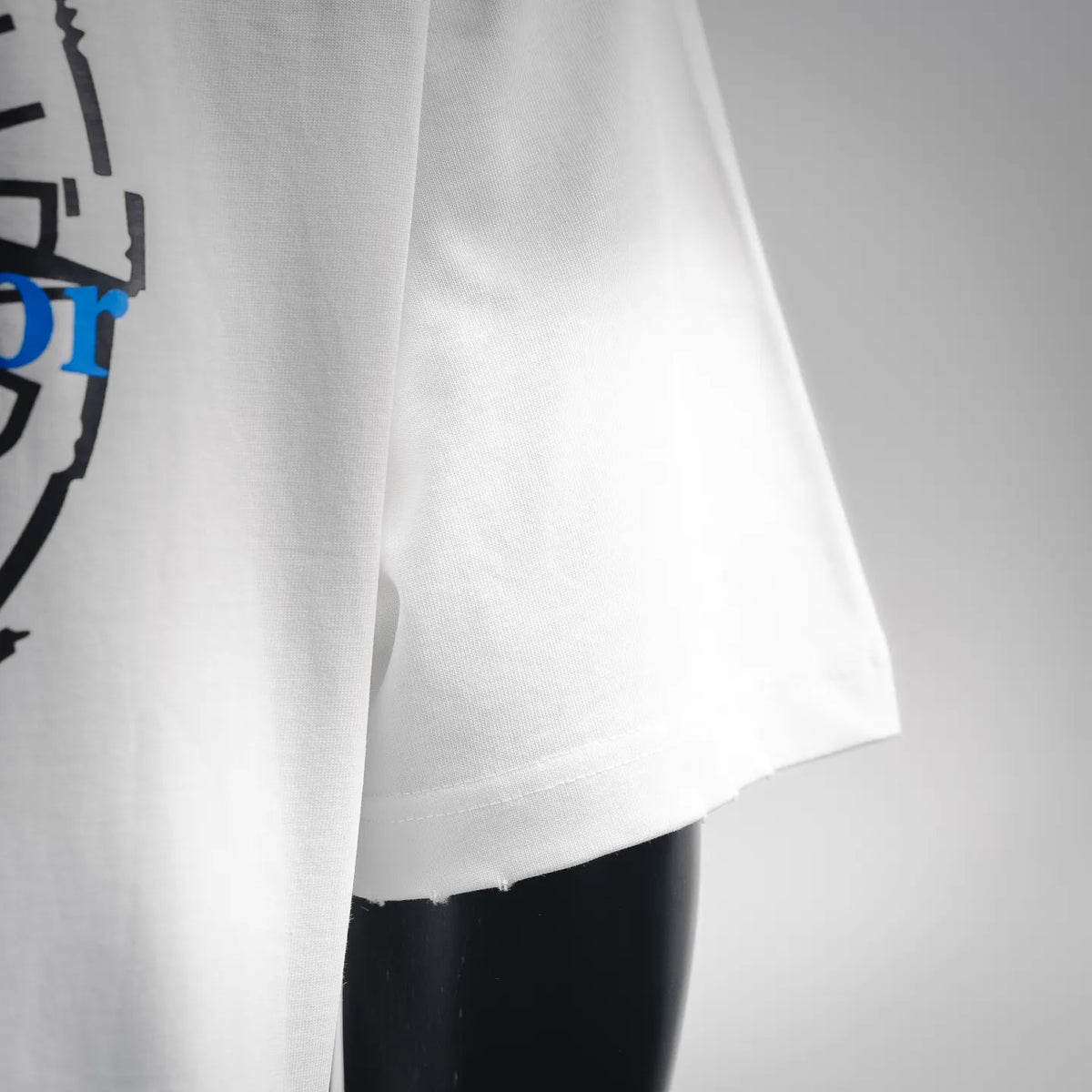 White Dior short-sleeve T-shirt hem with curved side seam and stitched finish