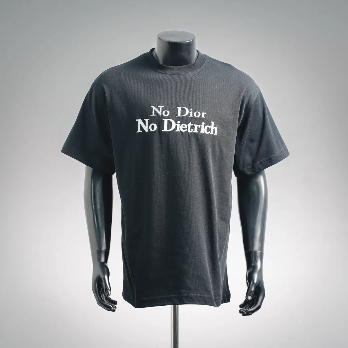 Dark graphic T-shirt with short sleeves and crew neck, white “No Dior No Dietrich” print