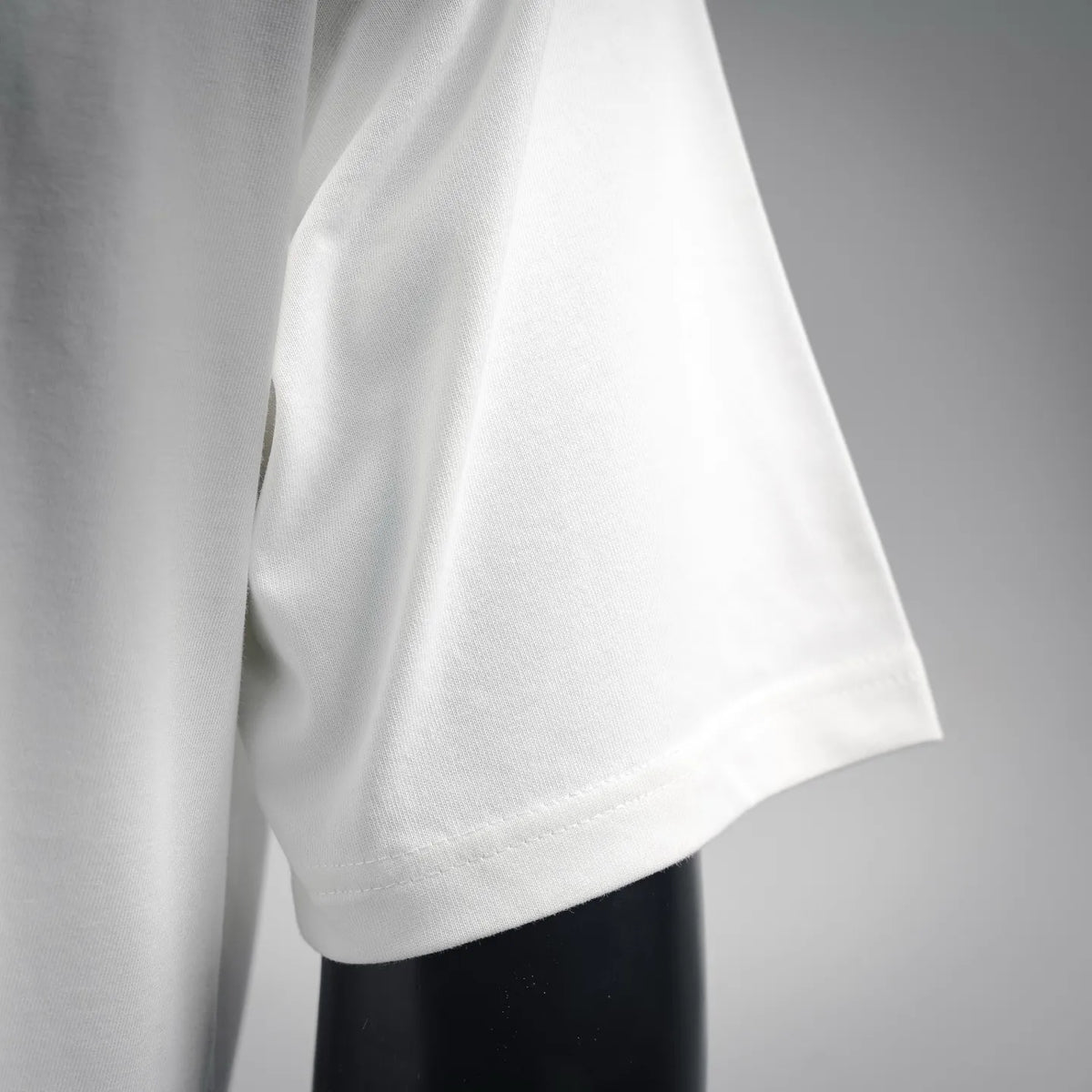 White short-sleeve T-shirt with curved hem and smooth fabric