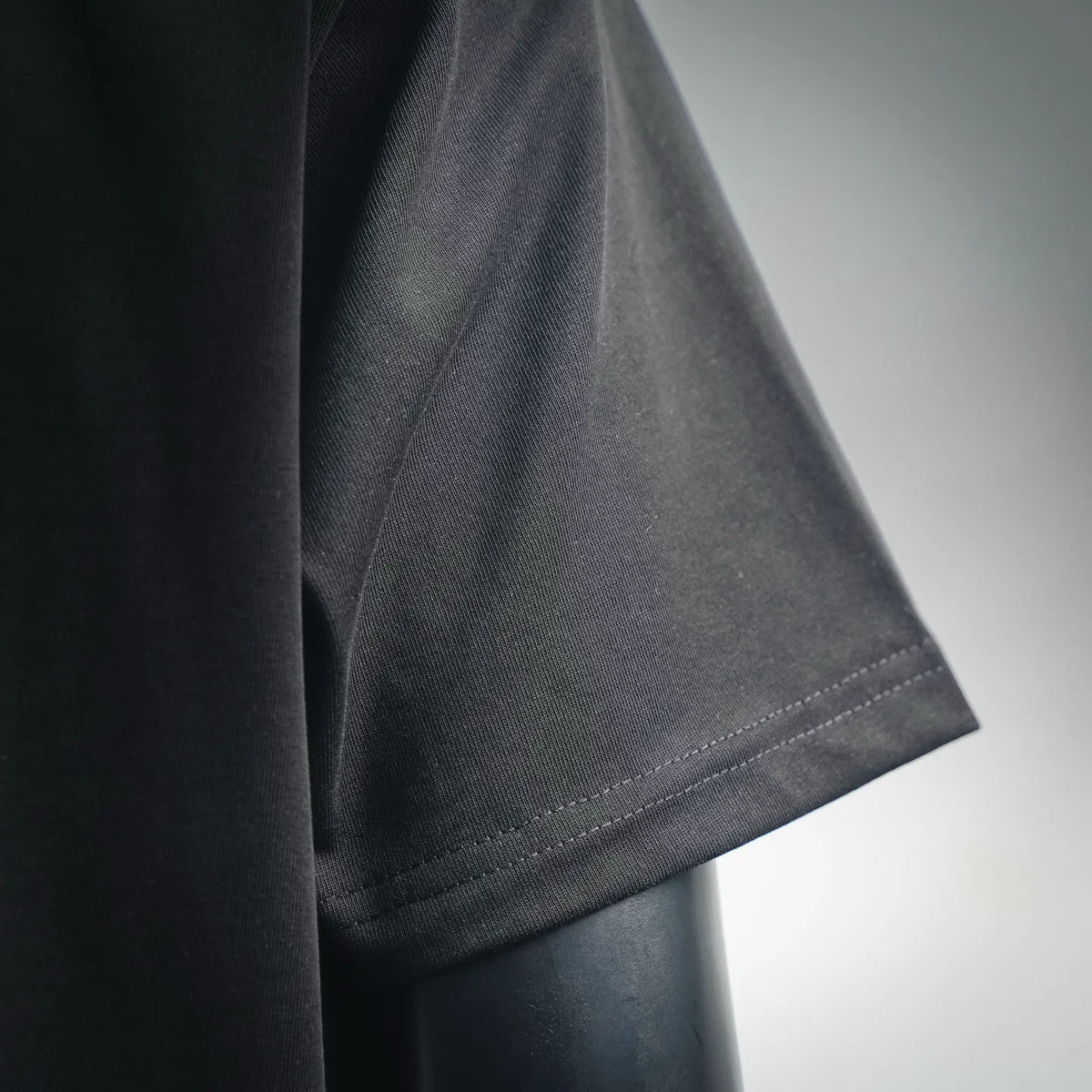 Dior short-sleeve T-shirt sleeve cuff close-up with visible seam stitching