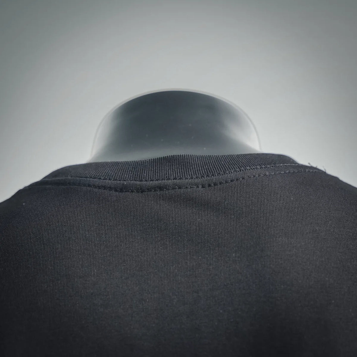 Dior short-sleeve T-shirt neckline and ribbed collar close-up