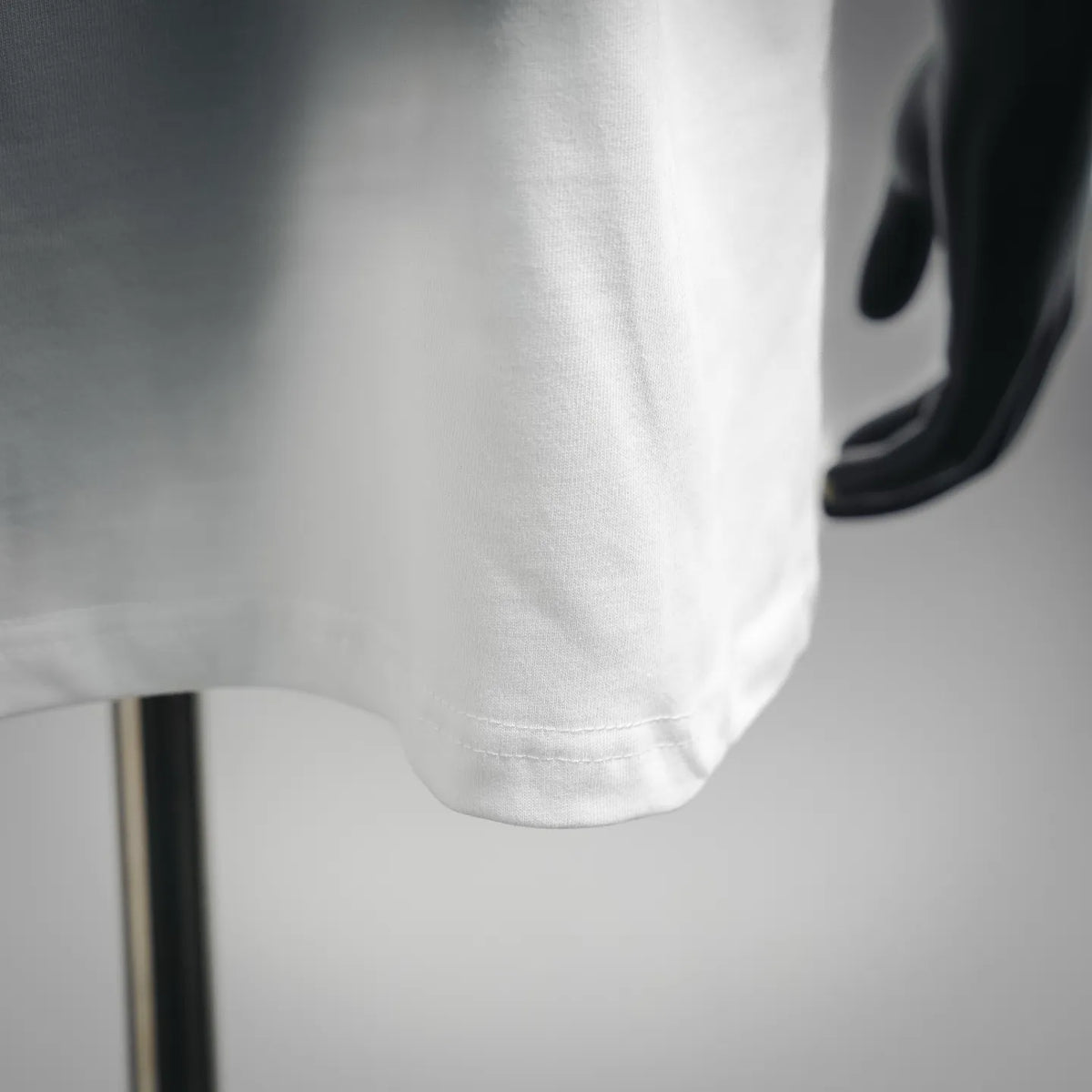 Men's white Dior T-shirt hem with double stitching at the bottom
