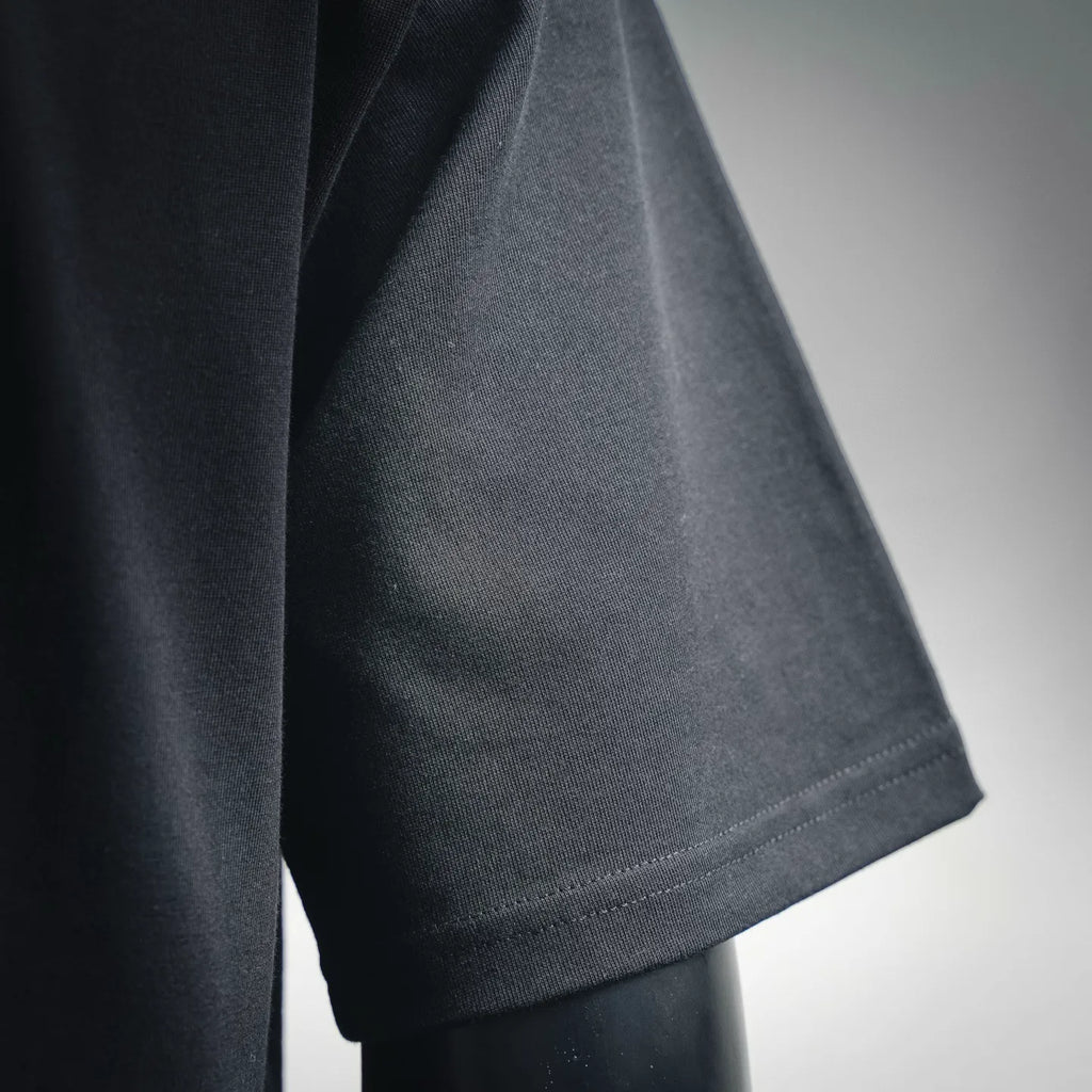 Dior short-sleeve T-shirt sleeve and cuff stitching on dark fabric