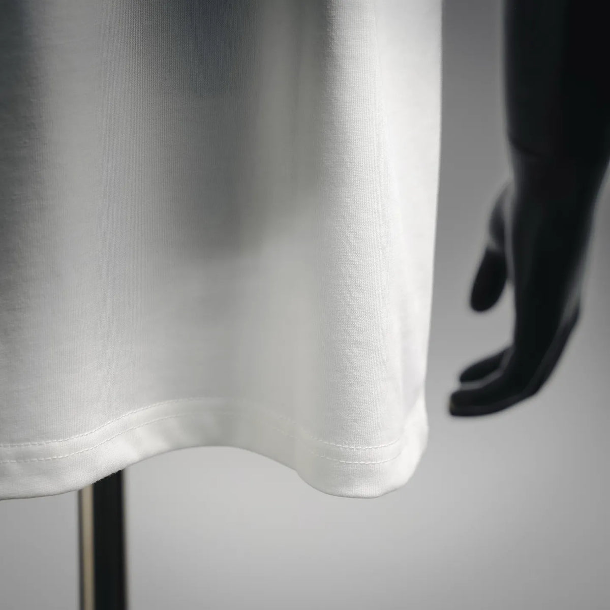 Dior white T-shirt sleeve hem and curved bottom edge stitching detail