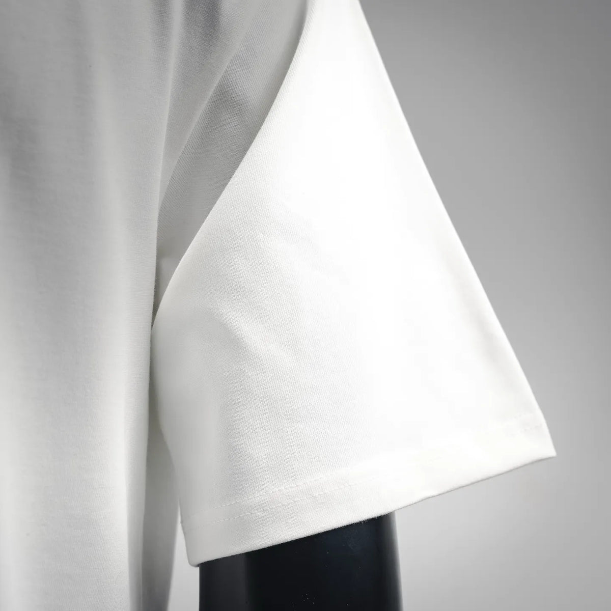 Dior white short-sleeve T-shirt cuff with neat hem stitching