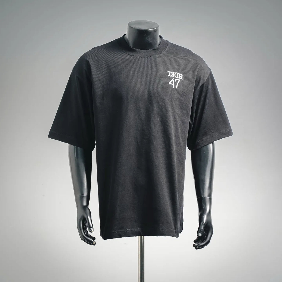 Dark Dior T-shirt with 'Dior 47' logo on left chest, short sleeves, crew neck.