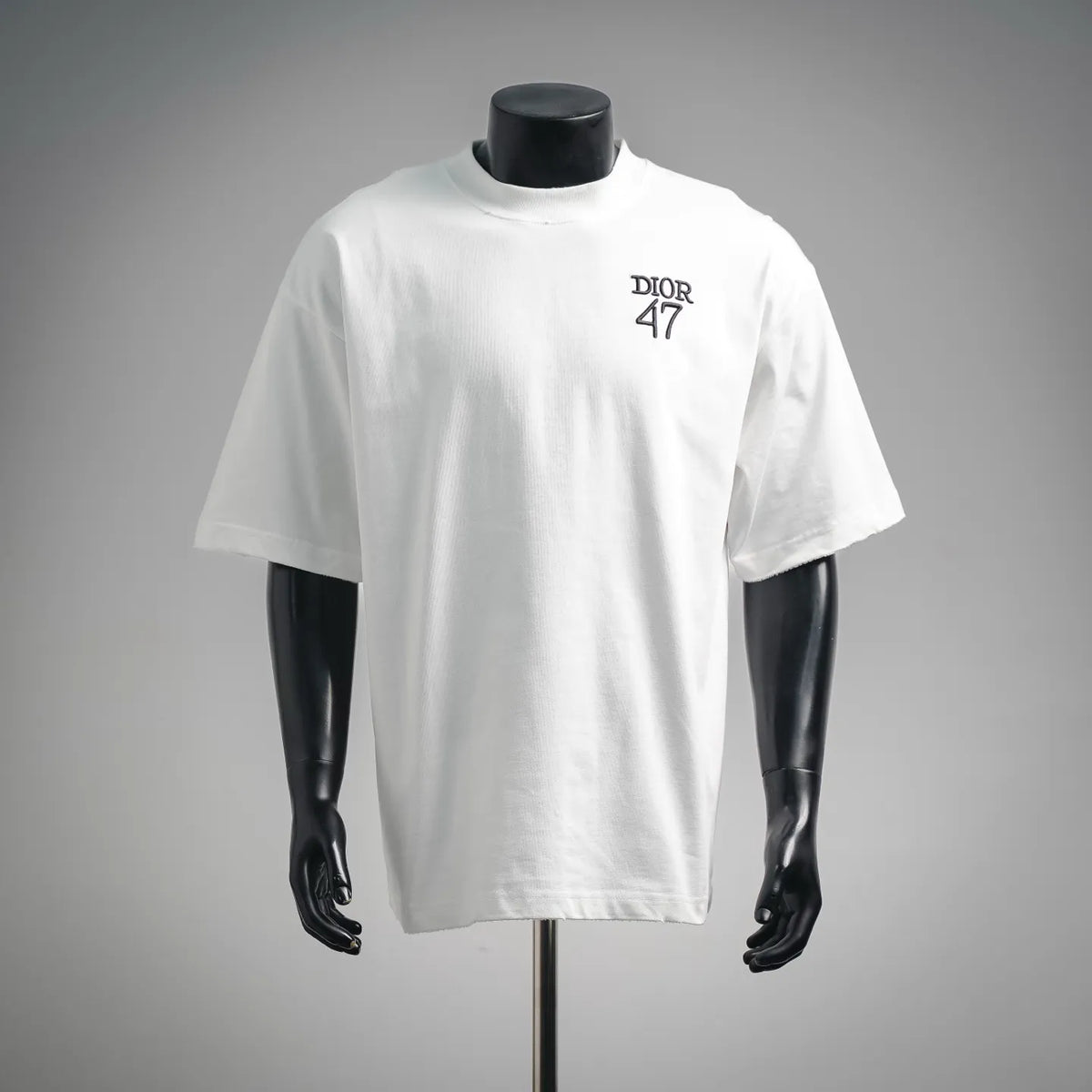 White short-sleeve T-shirt with small DIOR 47 front graphic