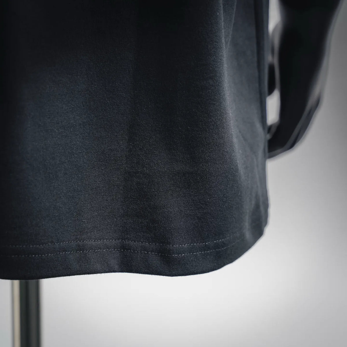 Dior short-sleeve T-shirt bottom hem, dark fabric with double-stitched seam