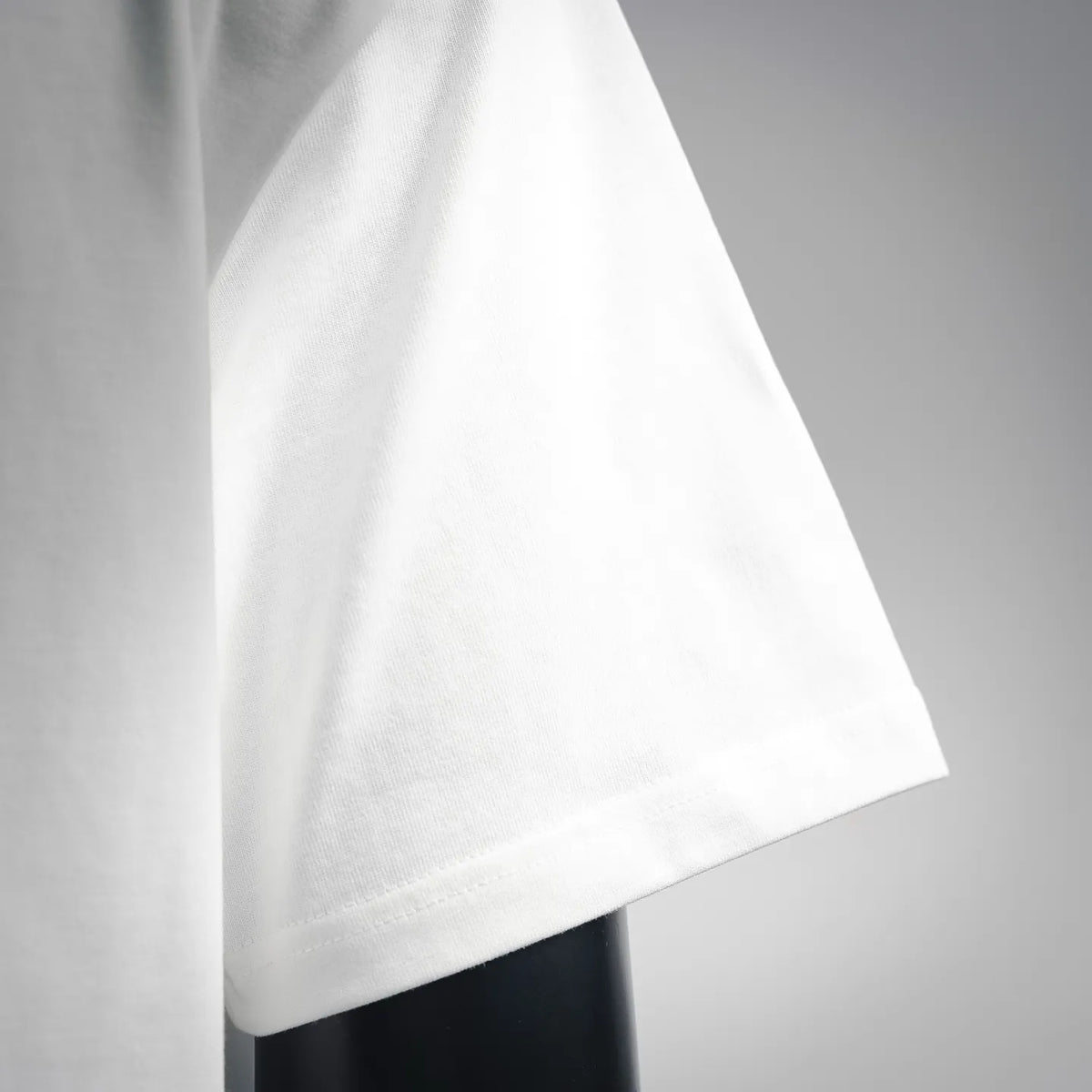 White T-shirt short sleeve with curved stitched hem