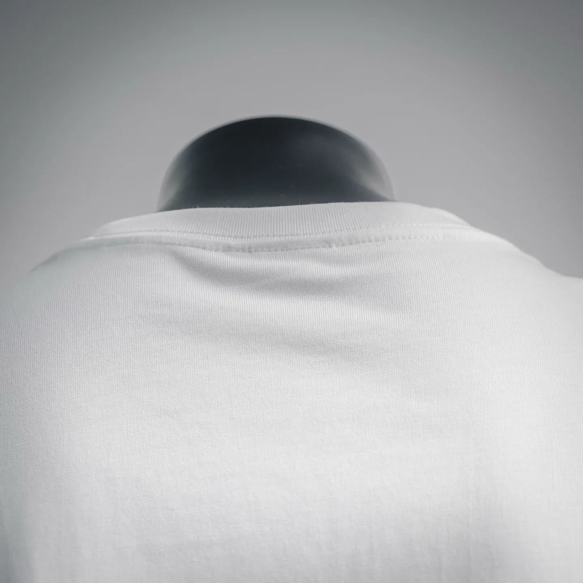 White T-shirt crew neck with collar seam