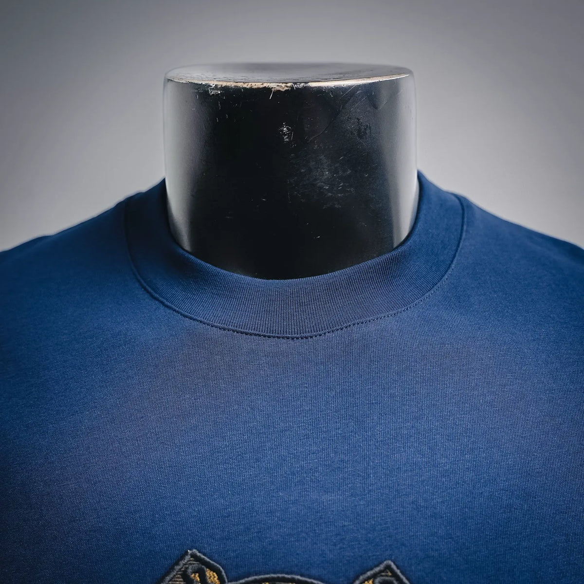 Blue crewneck T-shirt with ribbed collar
