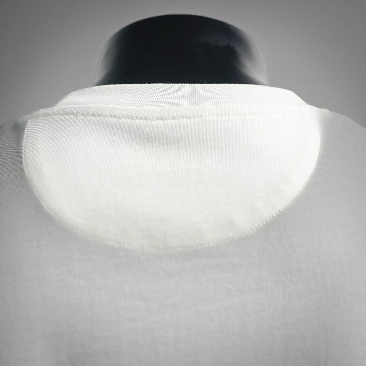White T-shirt back collar with smooth neckline ribbing