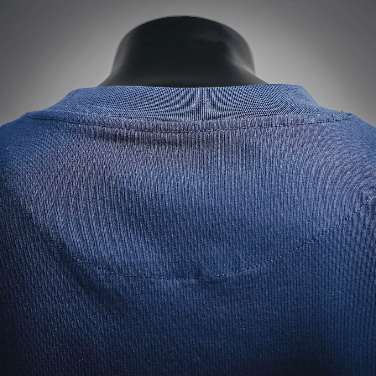 Blue T-shirt back collar with ribbed neckline and curved seam