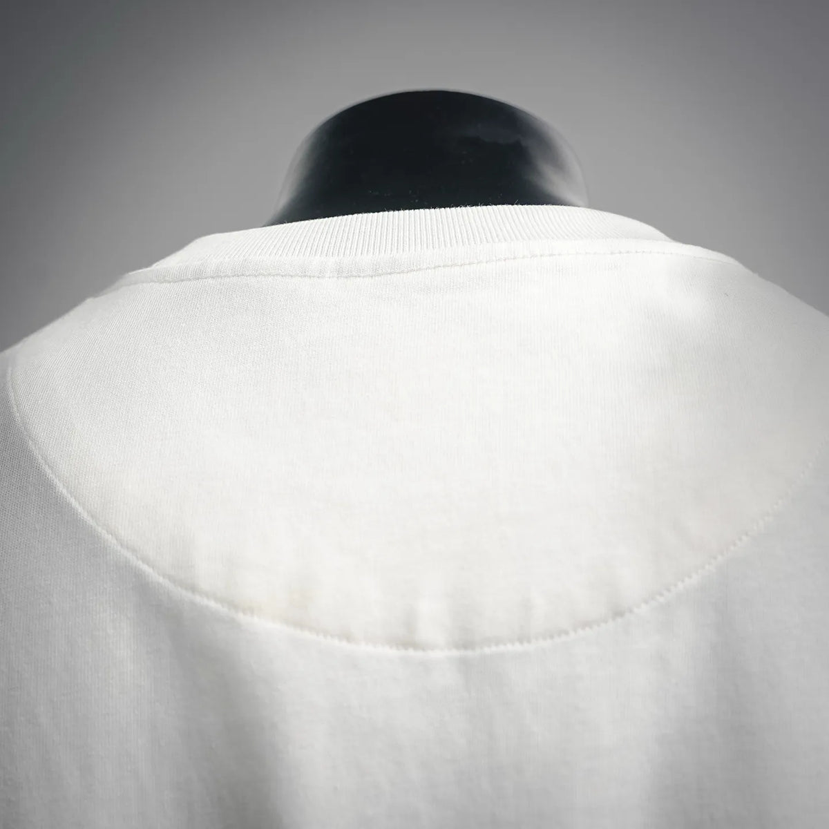 White short-sleeve T-shirt back hem with curved collar stitching