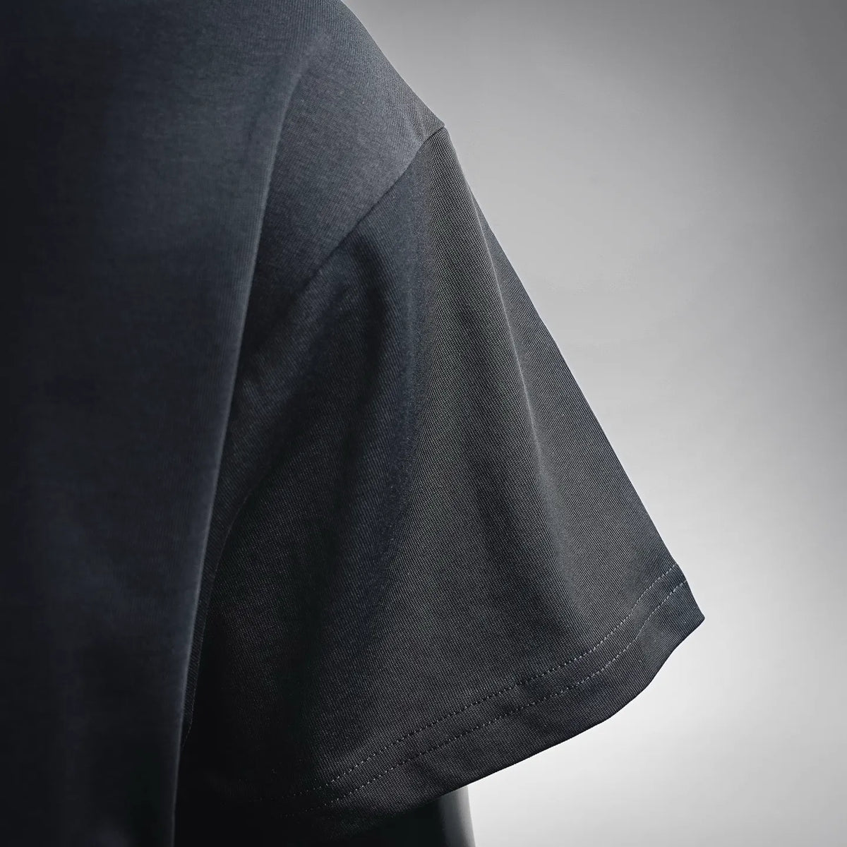 Black short-sleeve T-shirt with side seam and curved sleeve hem