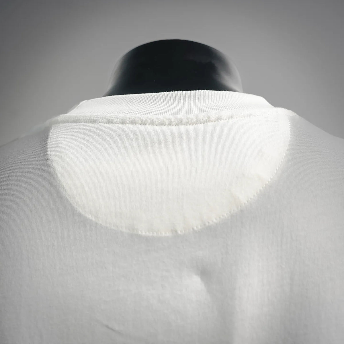 White T-shirt collar with ribbed crew neck