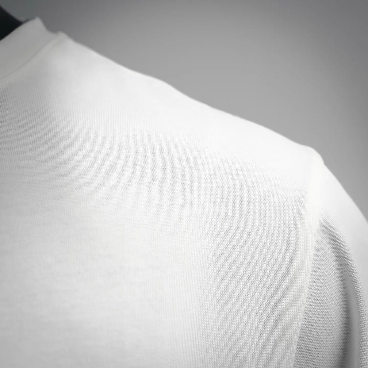 White short-sleeve T-shirt sleeve and shoulder seam detail