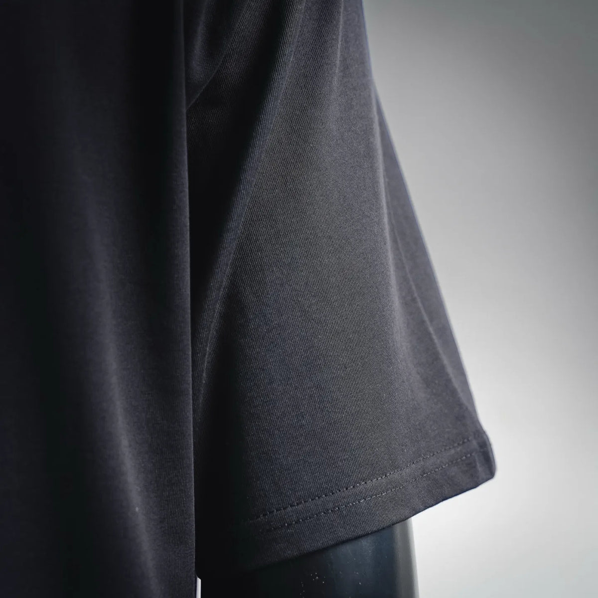 Black short-sleeve T-shirt sleeve hem with stitched edge