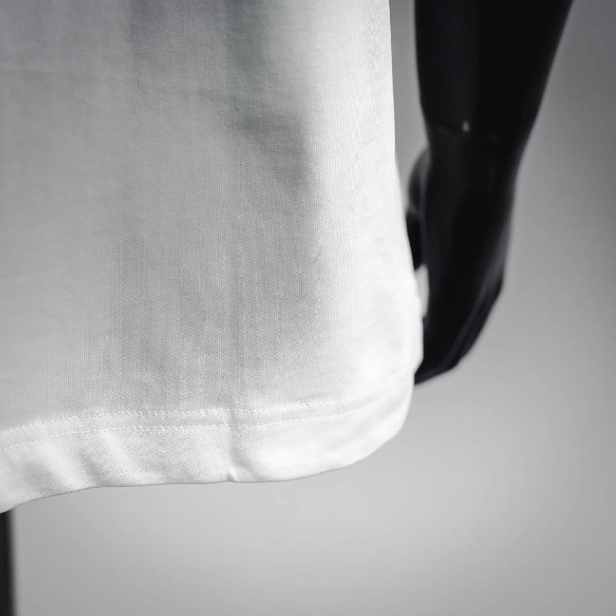 Fendi short-sleeve T-shirt, white hem stitching close-up at bottom