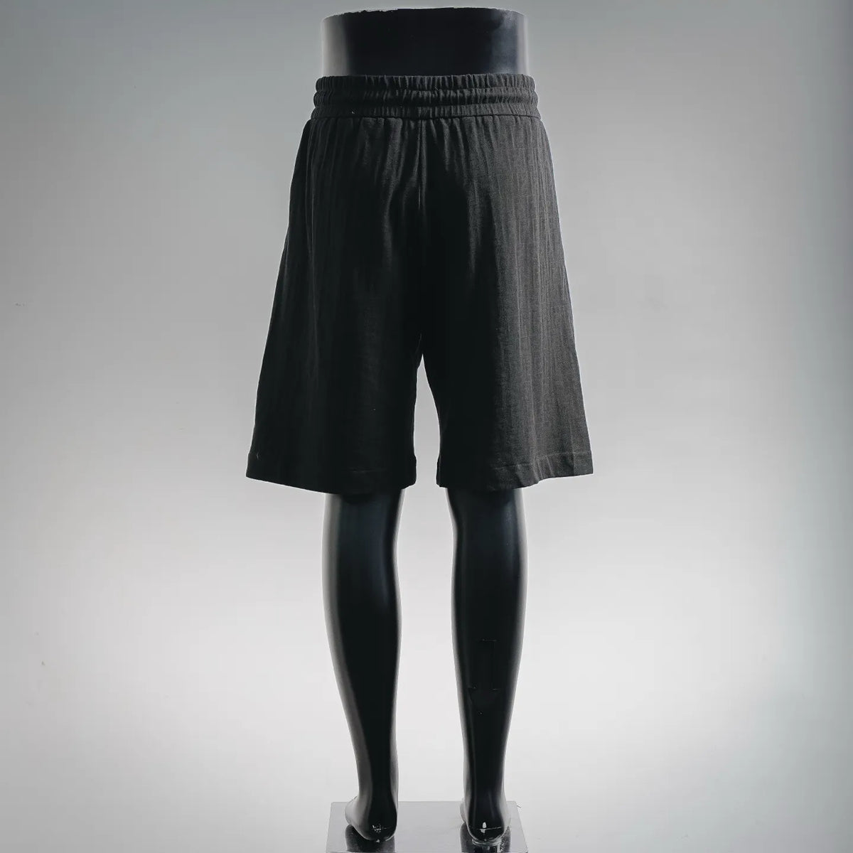 Black shorts with elastic waistband and relaxed fit
