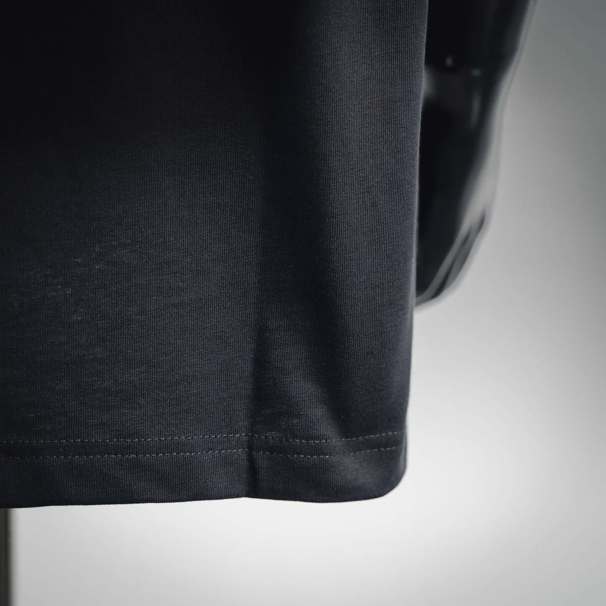 Dark short-sleeve T-shirt sleeve cuff and hem stitching detail