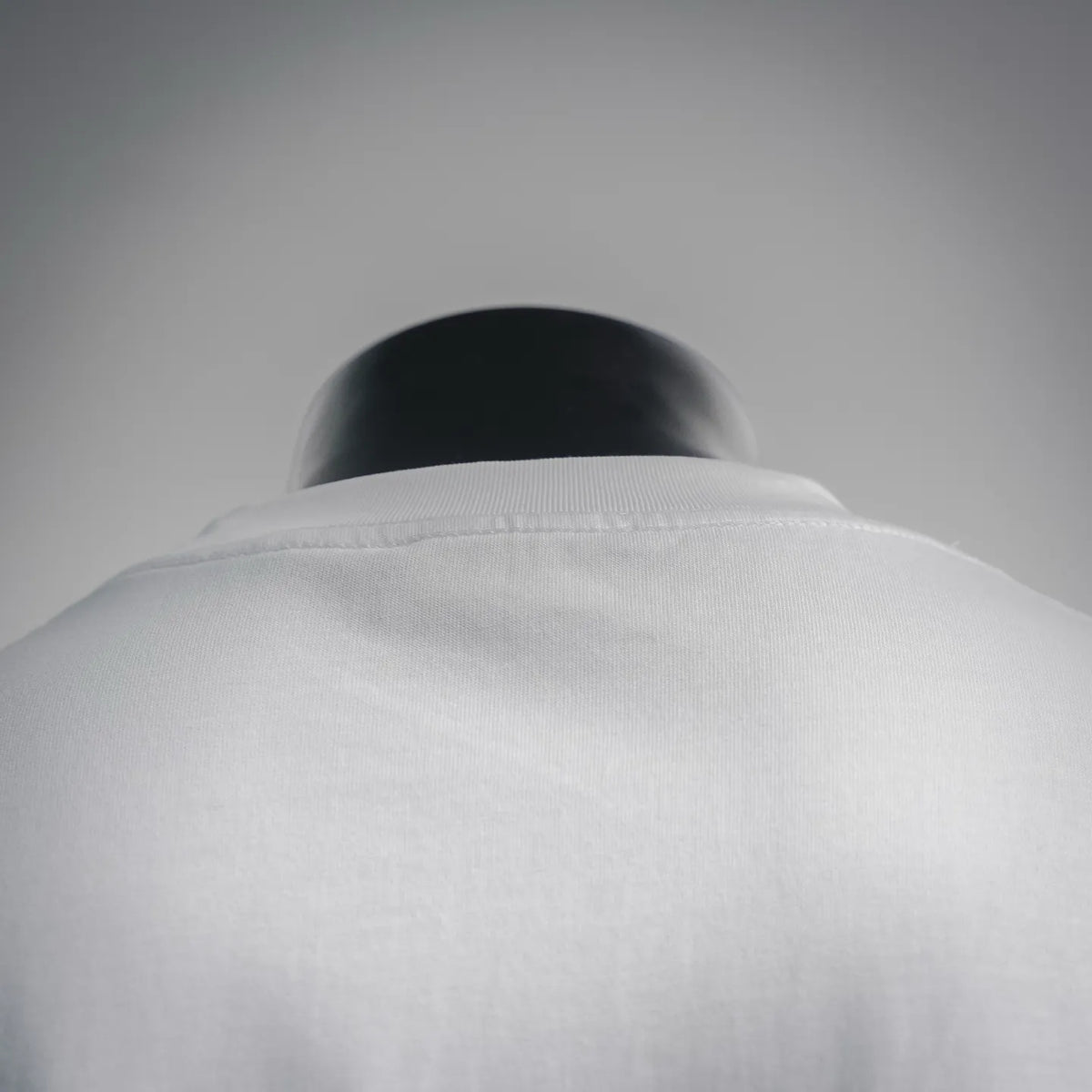 White short-sleeve T-shirt crew neck collar