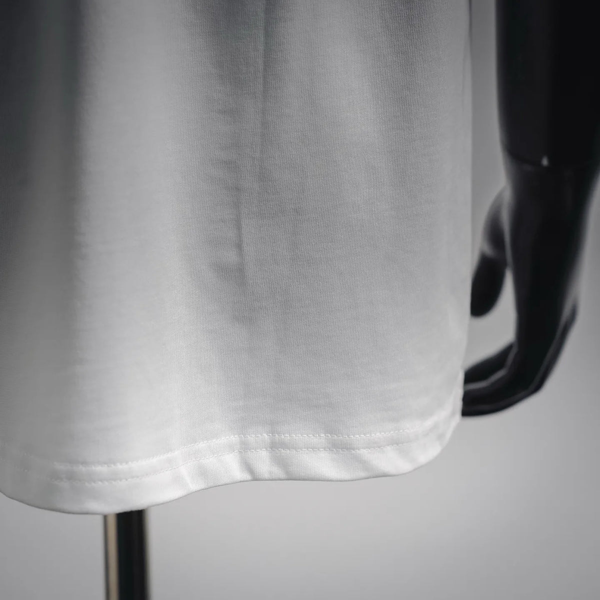 White T-shirt hem with stitched bottom cuff
