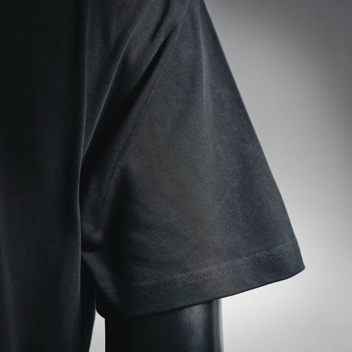 Black short-sleeve T-shirt sleeve and hem edge close-up
