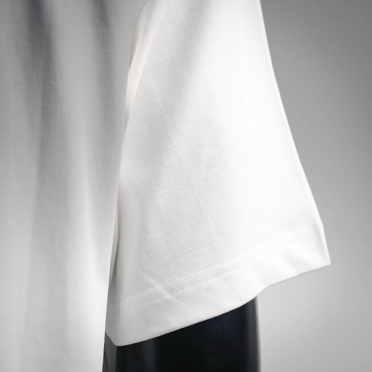 White short-sleeve T-shirt with curved hem stitching