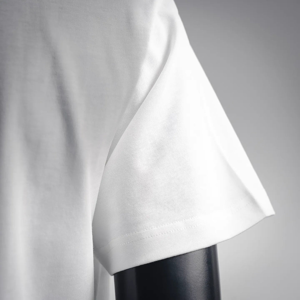 White T-shirt short sleeve with stitched hem