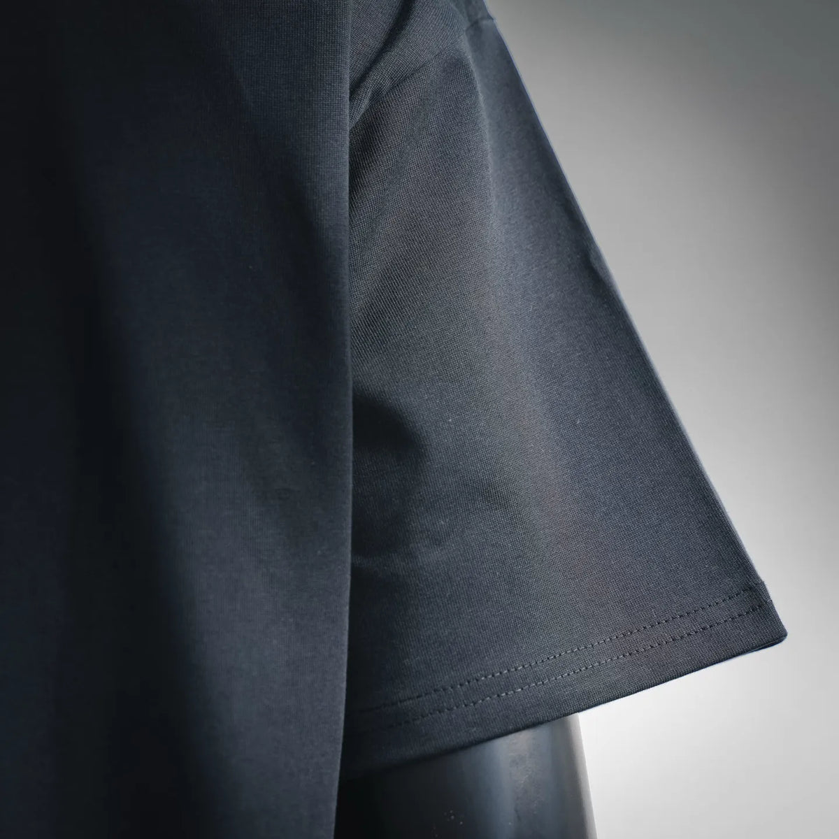 Black short-sleeve T-shirt sleeve with stitched hem