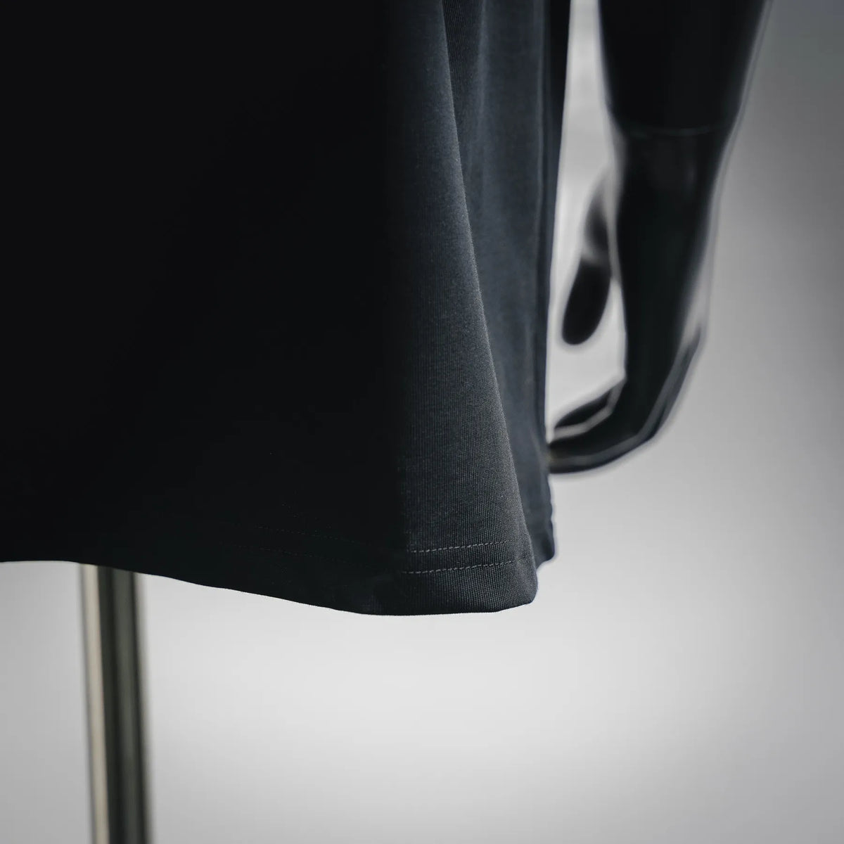 Men's short-sleeve T-shirt hem close-up in dark blue/black