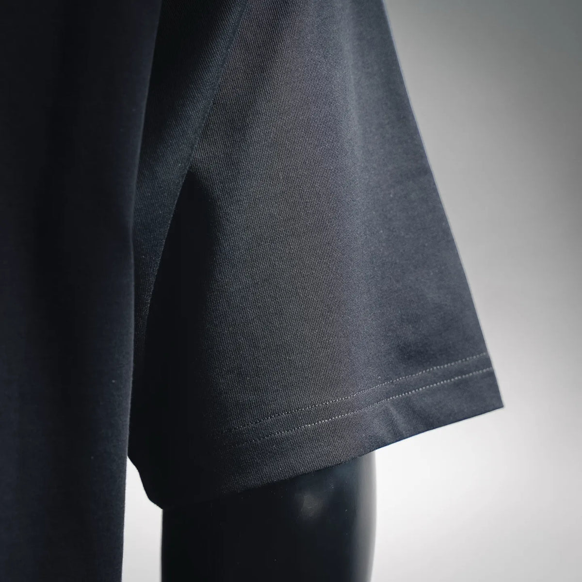 Dark short-sleeve T-shirt sleeve with clean stitched cuff