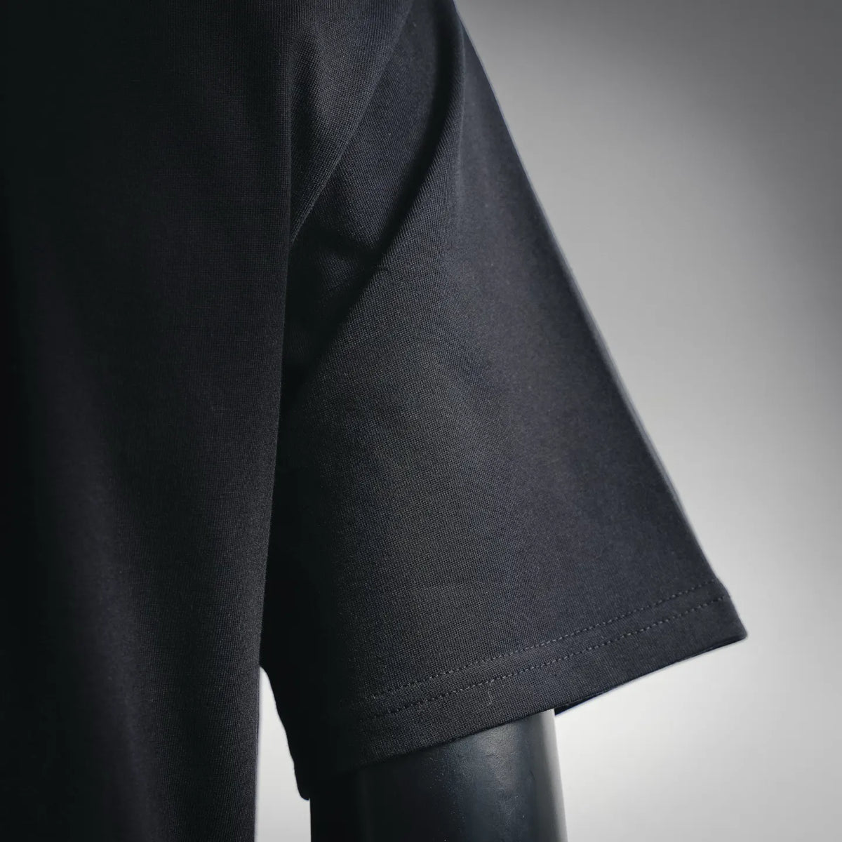 Black short-sleeve T-shirt sleeve with side seam stitching
