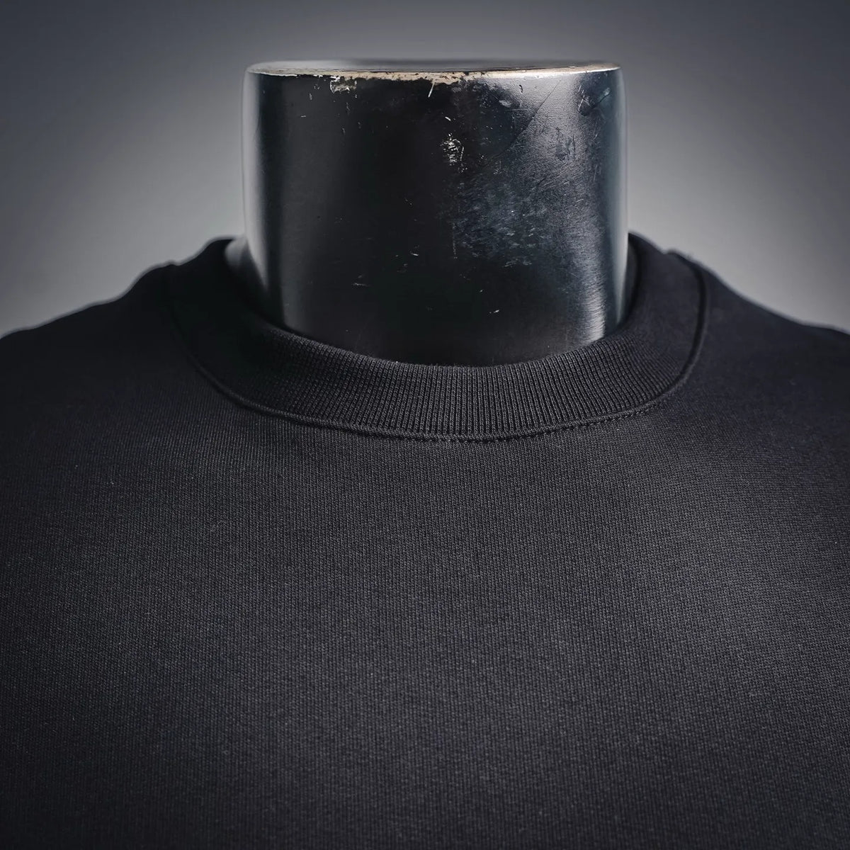 Black sweatshirt with ribbed crew neckline collar detail