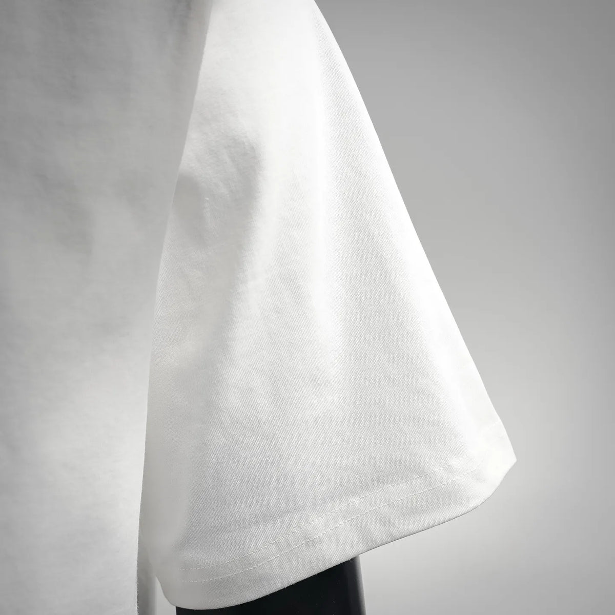 White short-sleeve T-shirt sleeve with stitched hem