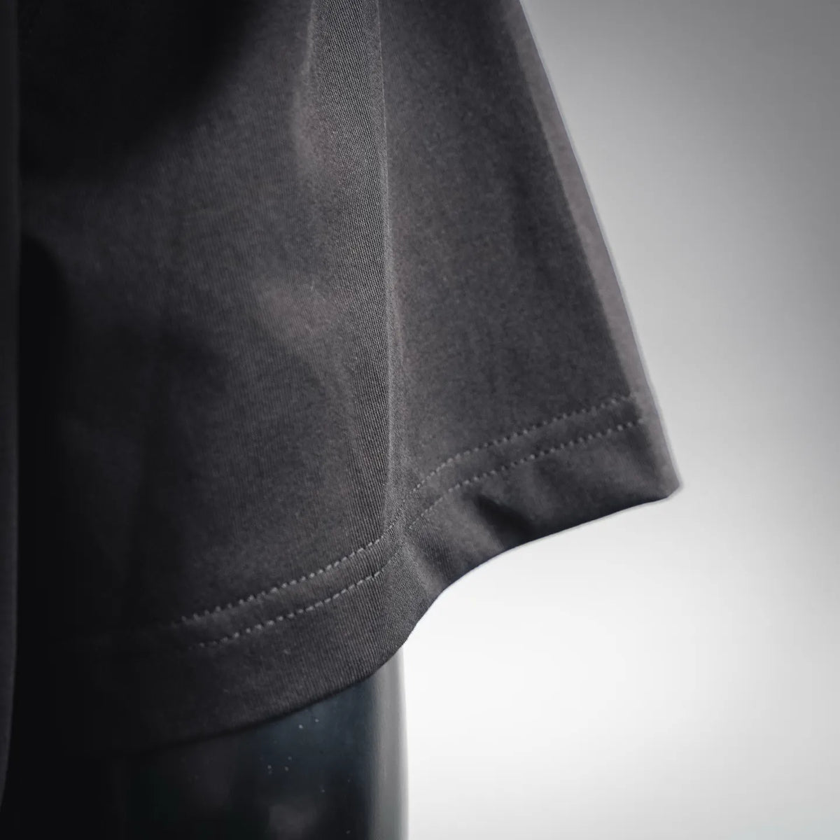 Black T-shirt short sleeve with stitched hem