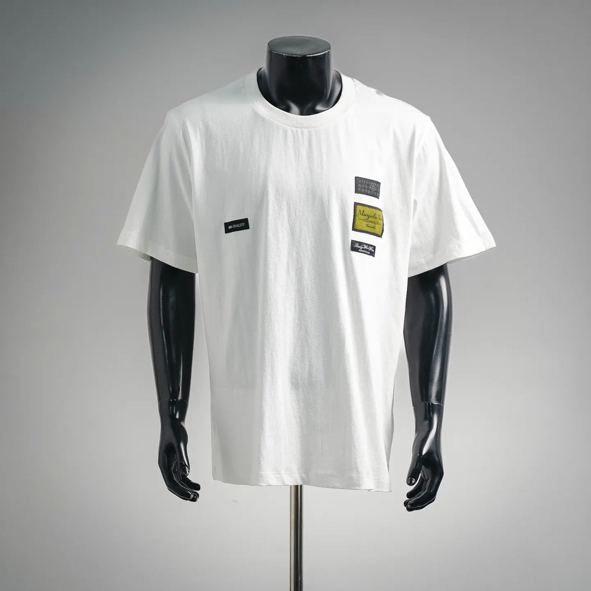 White short-sleeve T-shirt with front logo patches on chest