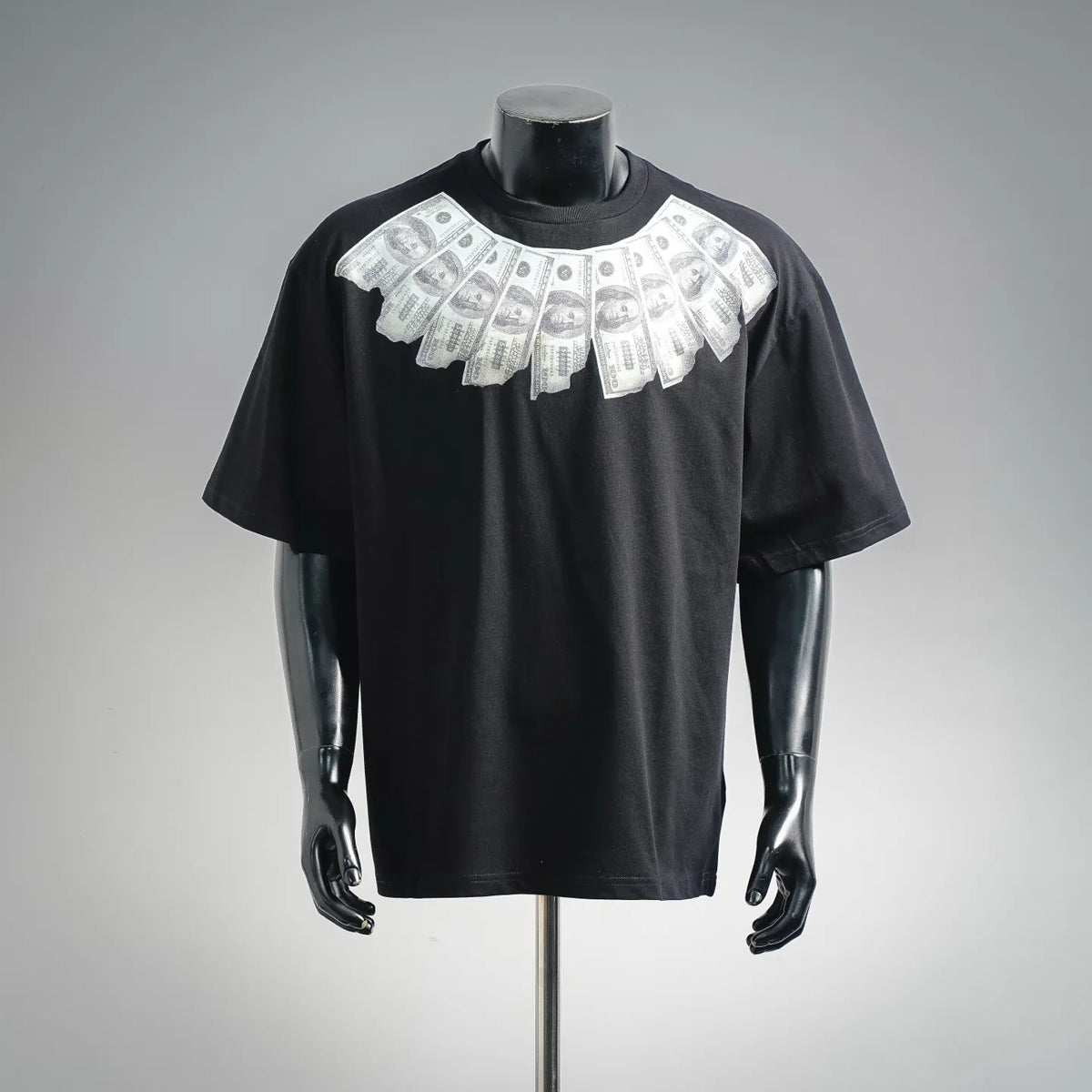 Black short-sleeve T-shirt with white cash print fan across chest