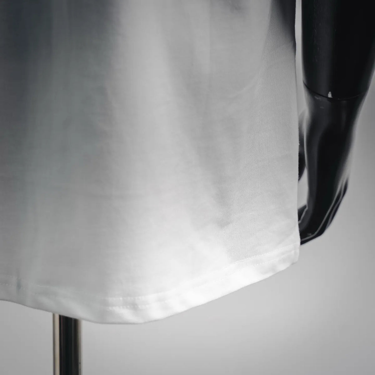 White short-sleeve T-shirt hem with smooth fabric and side seam