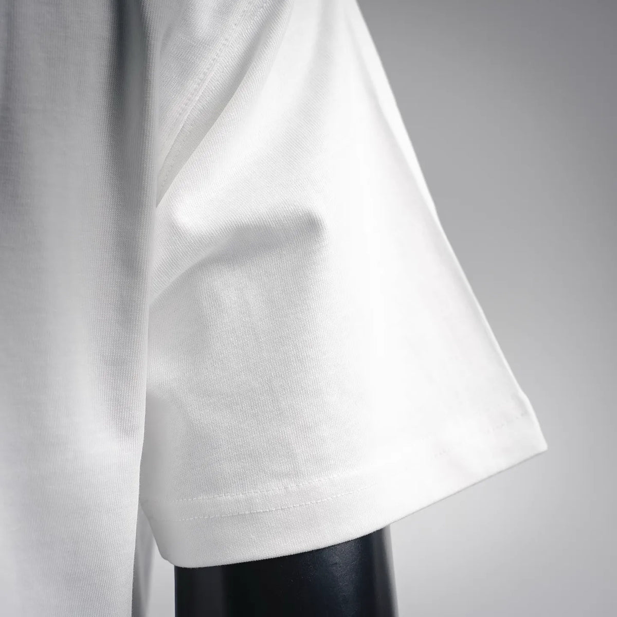 Men's white short-sleeve T-shirt sleeve and side seam