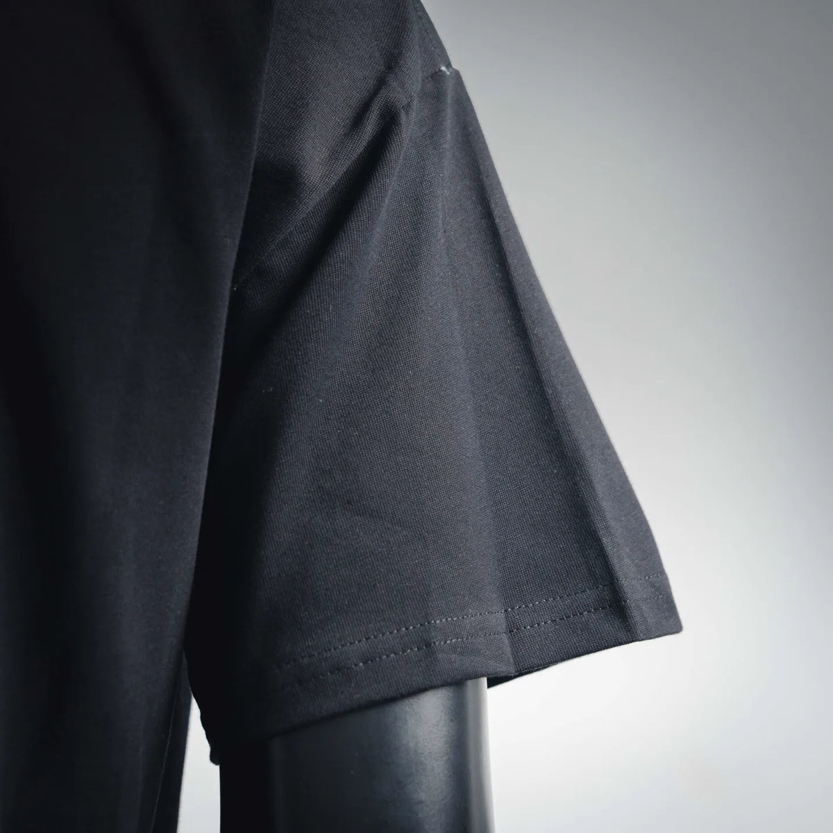 Black short-sleeve T-shirt sleeve with stitched hem