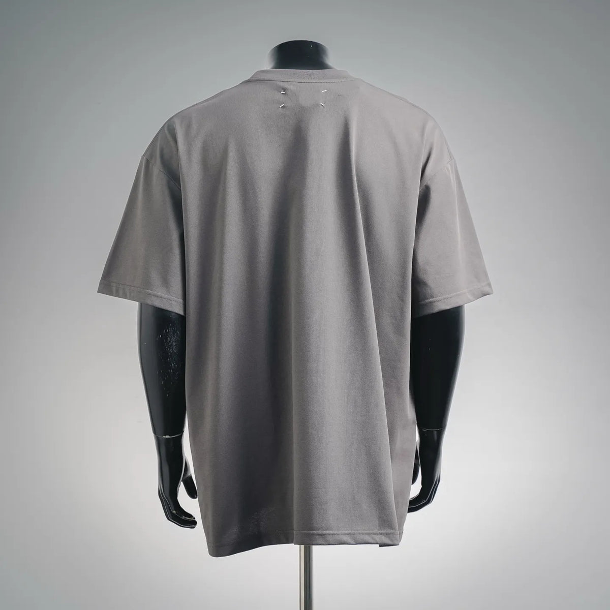 Gray short-sleeve T-shirt with smooth back and round neckline
