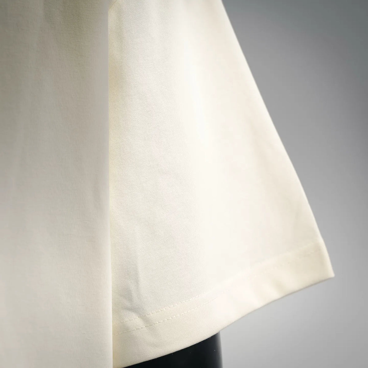 Off-white short-sleeve T-shirt sleeve hem detail with stitched edge