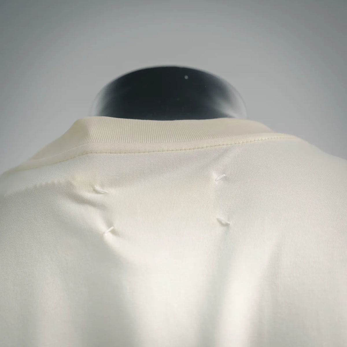 Off-white short-sleeve T-shirt back neckline with collar seam details