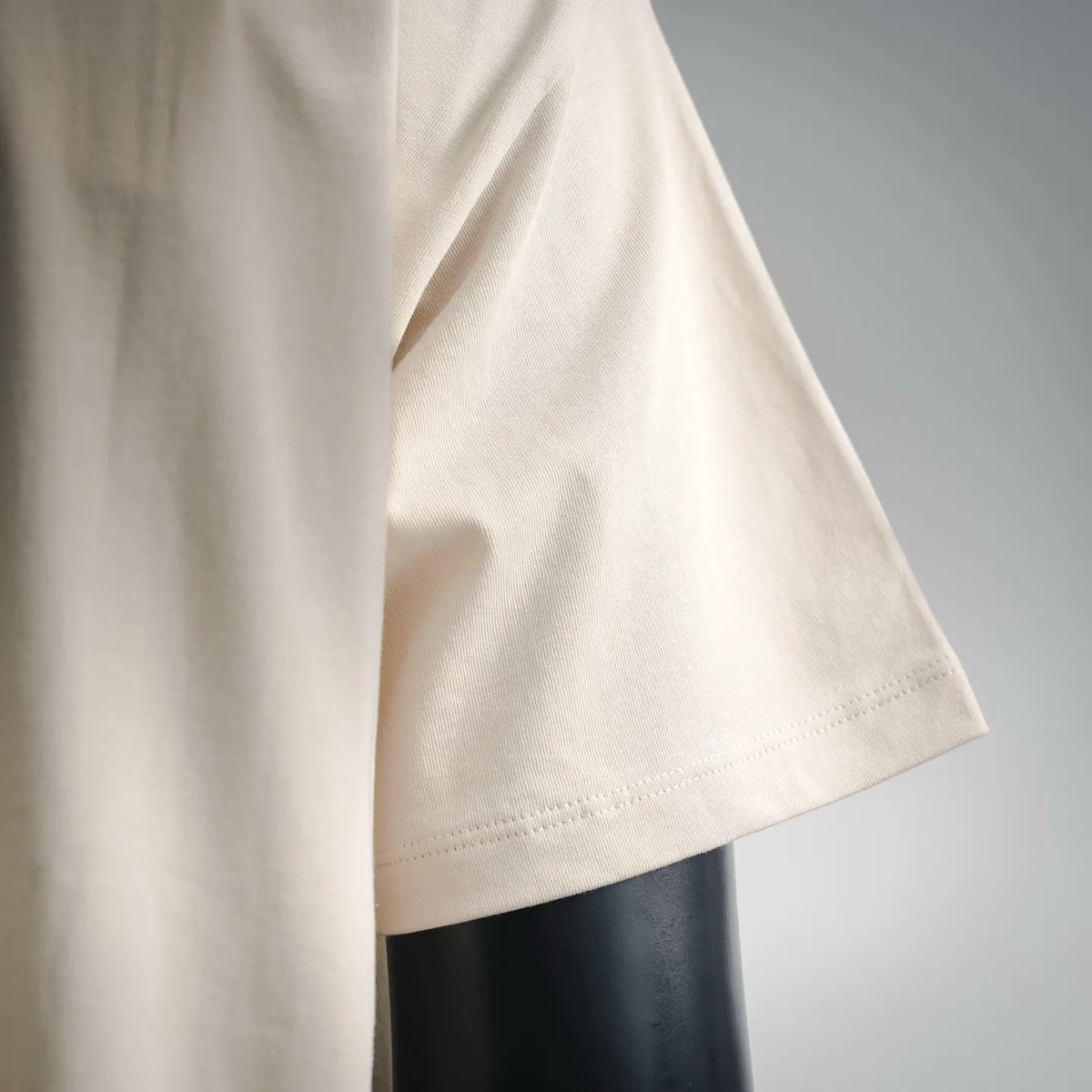 White T-shirt short sleeve with side seam and curved hemline